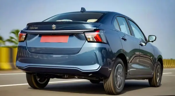 Vista trasera de un coche azul metálico, con un discreto spoiler coche integrado en el maletero.