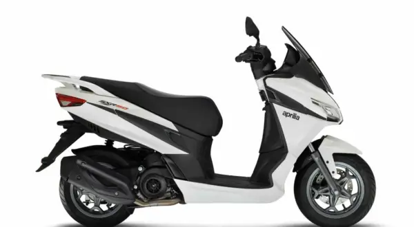 Scooter Aprilia SXR 50 blanco y negro. Con el permiso B puedo conducir un ciclomotor como este para moverme por la ciudad.