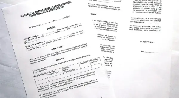 Contrato de compraventa de vehículo usado entre particulares. Incluye datos del comprador, vendedor, características del coche y cláusulas legales.