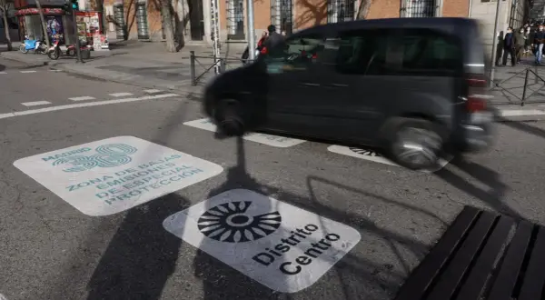Un coche sin etiqueta pasa por una zona de bajas emisiones en Madrid.