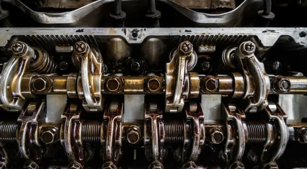 Detalle de culata de motor con válvulas y balancines aceitados. ¿Quieres saber como saber los cv de mi coche?