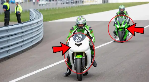 El carenado de una motocicleta, como el de estas motos de carreras, mejora la aerodinámica y protege al piloto.