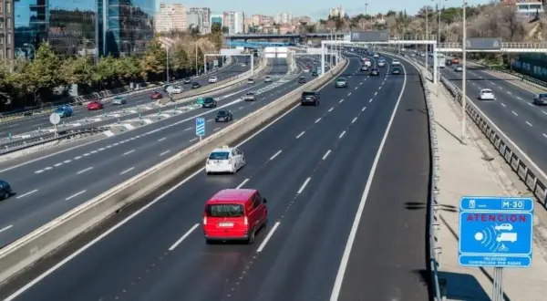 Vehículo con denegatoria que es: una furgoneta roja en autopista M-30, con señal de radar.