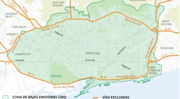 Mapa de la Zona de Bajas Emisiones de Barcelona, indicando vías excluidas y la necesidad de etiqueta para circular.
