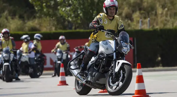 Motociclista en curso de práctica. ¡Sí, puedo sacarme el A2 sin tener el A1!