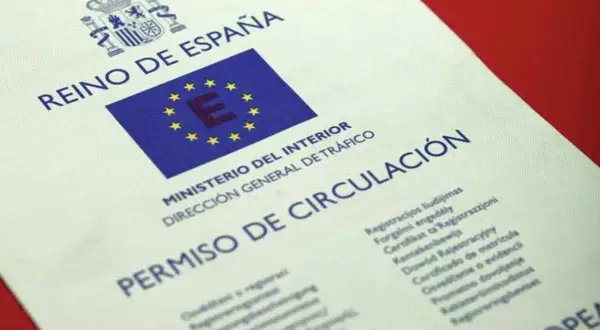 Permiso de circulación de coche, documento oficial del Reino de España con el escudo nacional y la bandera de la UE.