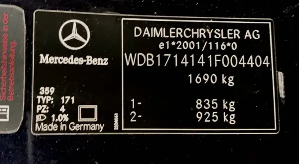Placa de identificación de un Mercedes-Benz con el número de bastidor de un coche: WDB1714141F004404.