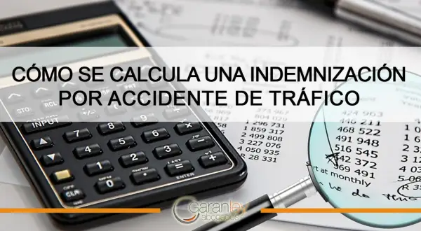 Calculadora y lupa sobre documentos financieros, ilustrando cómo calcular una indemnización por accidente de tráfico.