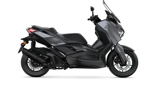 Moto Yamaha XMAX gris oscuro, con líneas deportivas. ¿Cuántos caballos tiene una moto de 125cc? Este modelo ofrece potencia y agilidad.