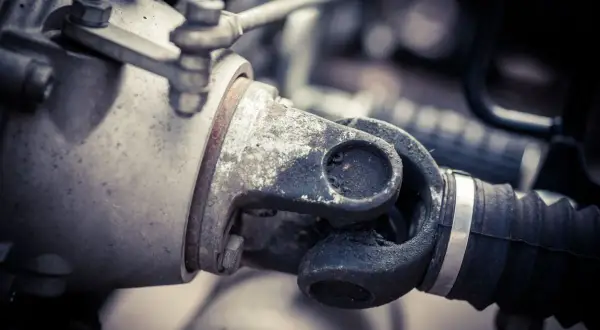 Detalle de un cardan de moto, pieza clave para transmitir potencia.