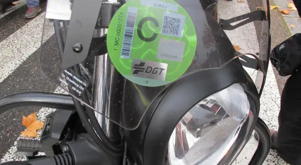 Etiqueta medioambiental C en una moto. Muestra información sobre emisiones y combustible, indicando su clasificación Euro 4.