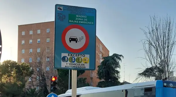 Señal de tráfico en Madrid que indica "Madrid Zona de Bajas Emisiones", con excepciones para vehículos autorizados y distintivos ambientales.
