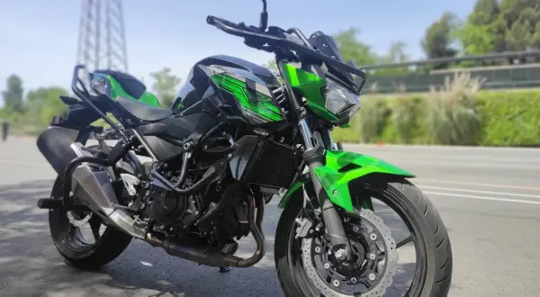 Moto Kawasaki verde y negra lista para sacar el carnet A2 teniendo el B. ¡A disfrutar de la carretera!