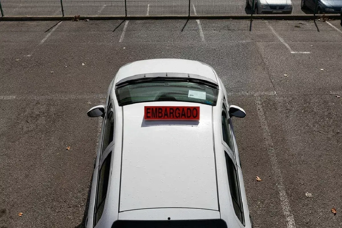 Un coche blanco con un letrero rojo de "EMBARGADO" en el techo. A pesar de estar embargado, ¿podría pasar la ITV?