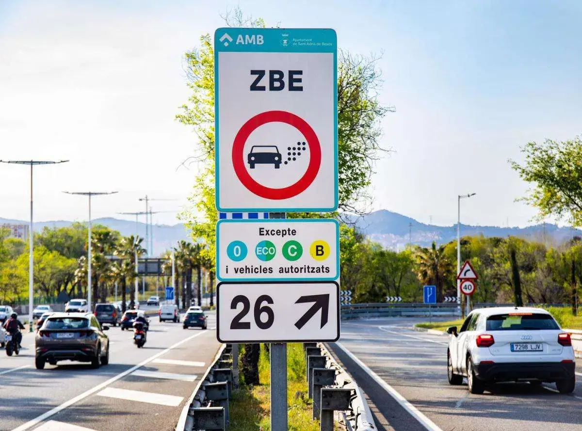 Señal de ZBE en España. Prohibido el paso a vehículos sin etiqueta ambiental o con etiquetas C y B. Permite paso a 0, ECO.