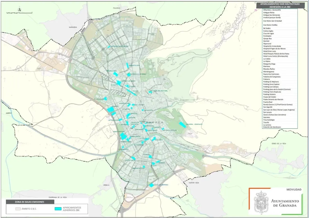 Mapa de Granada que muestra la zona de bajas emisiones (ZBE) y los aparcamientos adheridos a ella.