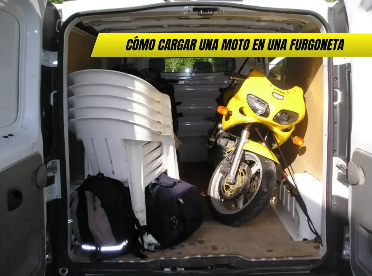 Una moto amarilla lista para transportar en furgoneta, junto a sillas apiladas y mochilas.