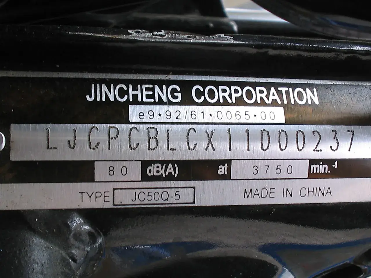 Placa de identificación de Jincheng Corporation. El número de bastidor es LJCPCBLCX11000237. Así puedes saber el número de bastidor de tu coche.