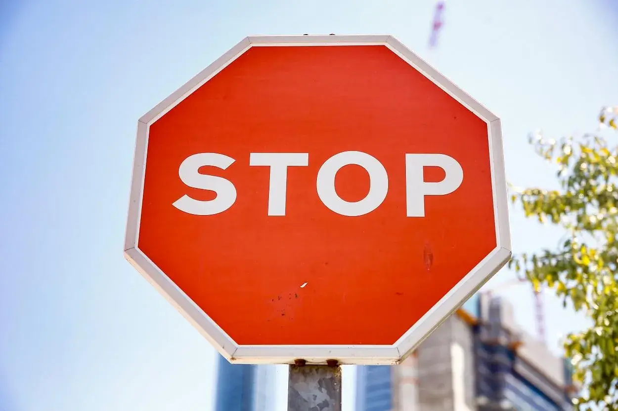 Señal de stop octogonal roja con borde blanco, indicando uno de los tipos de stop más comunes.