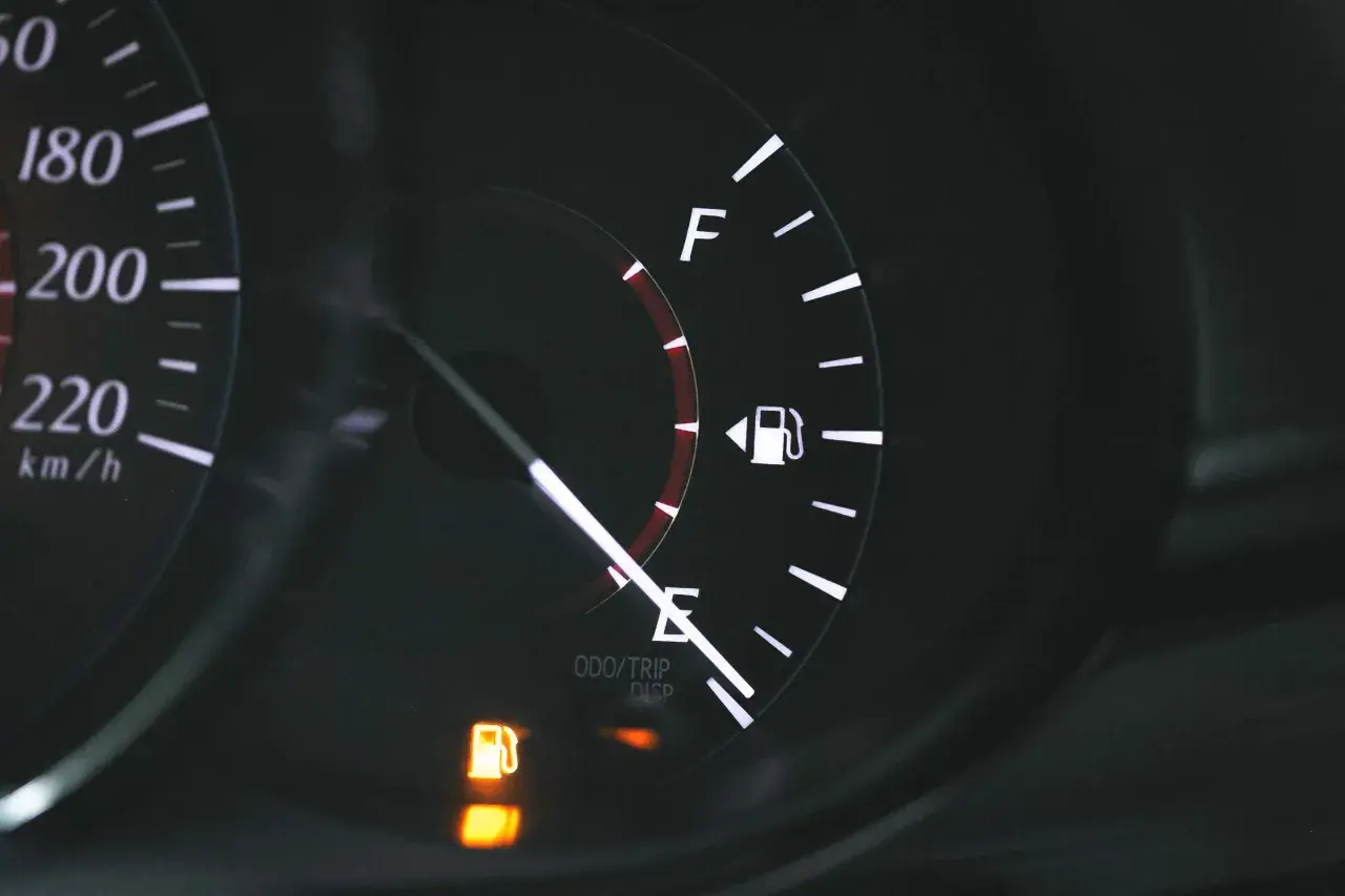 El indicador de combustible marca vacío. El coche sin gasolina está a punto de quedarse parado.