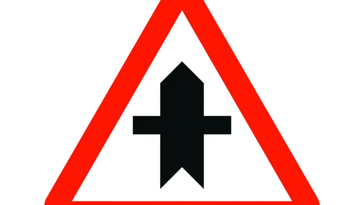 Señal de advertencia: intersección con vía secundaria. Debes ceder el paso izquierda o derecha.
