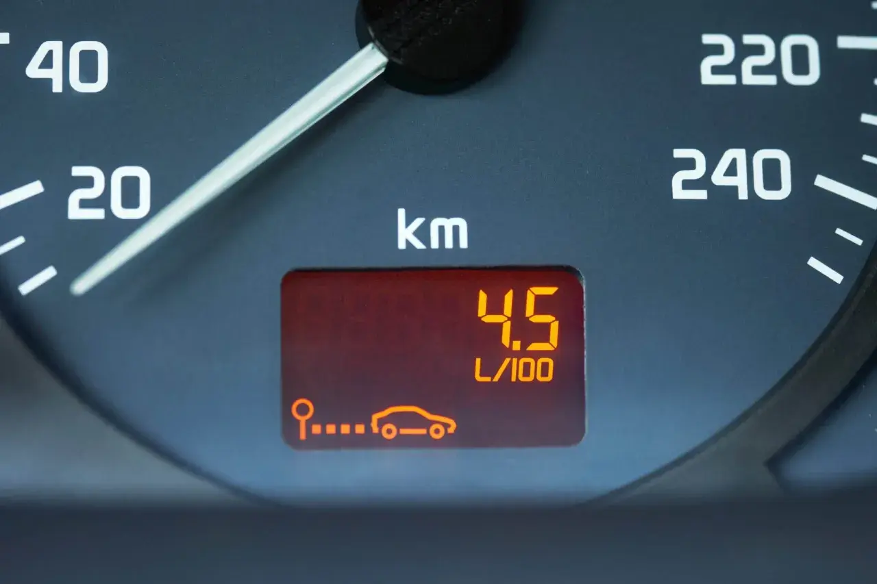 Indicador de consumo medio coche gasolina: 4.5 L/100 km.