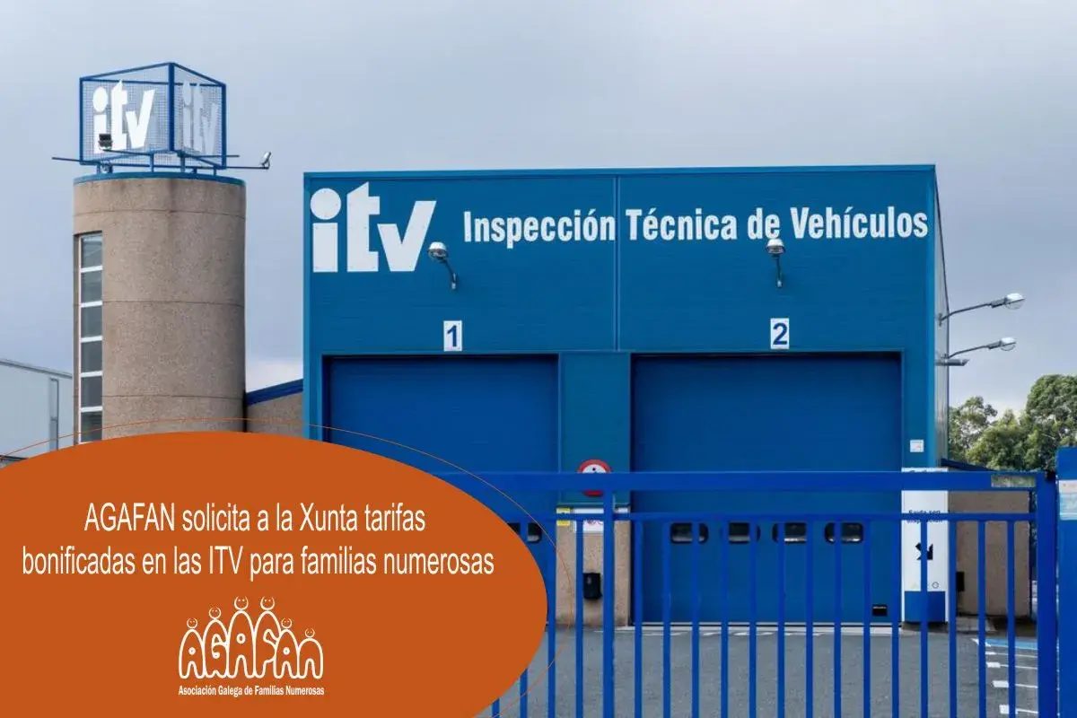 Edificio de ITV con puertas azules y letrero "Inspección Técnica de Vehículos". Un cartel naranja informa sobre tarifas bonificadas en ITV para **familia numerosa**.