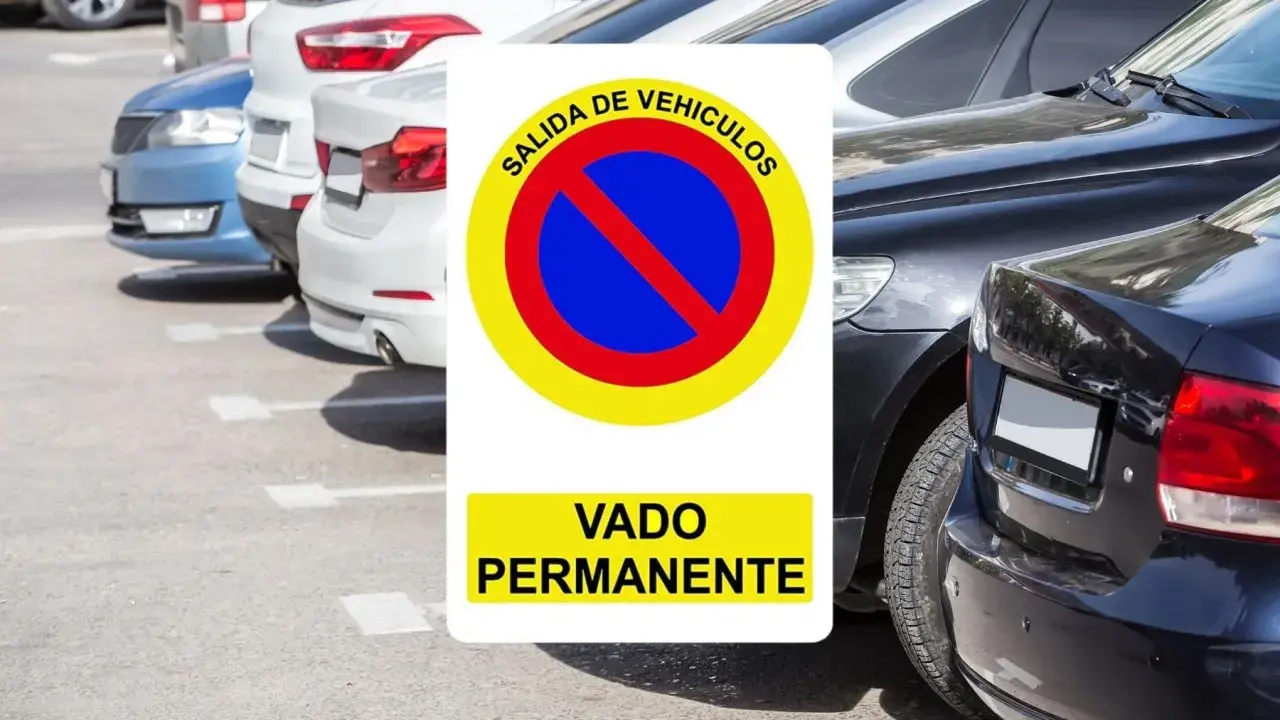 Señal de "Vado Permanente" con prohibición de salida de vehículos. Indica que no se puede aparcar para garantizar el paso.