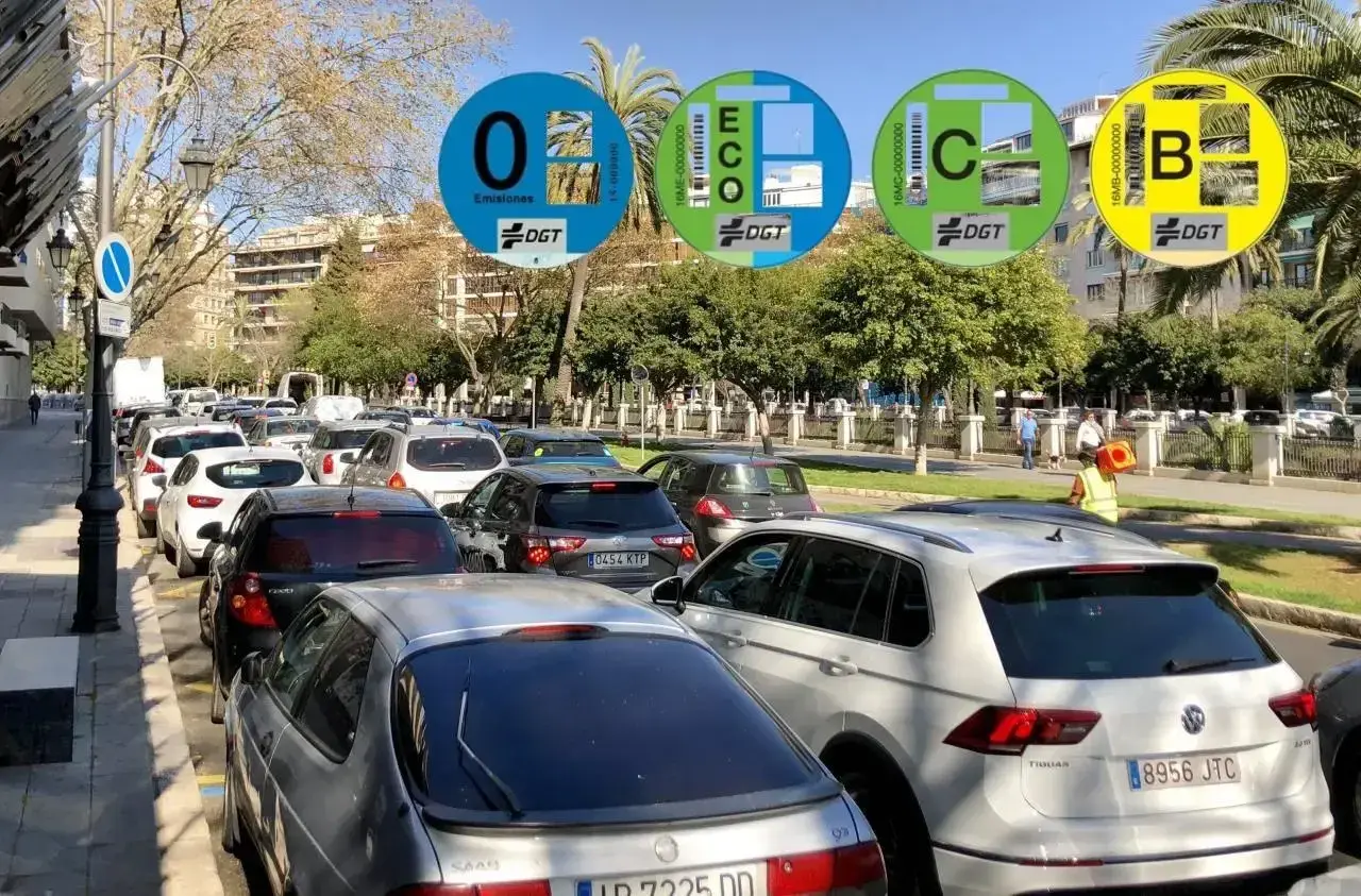 Coches aparcados en Palma, con distintivos DGT de la zona de bajas emisiones.
