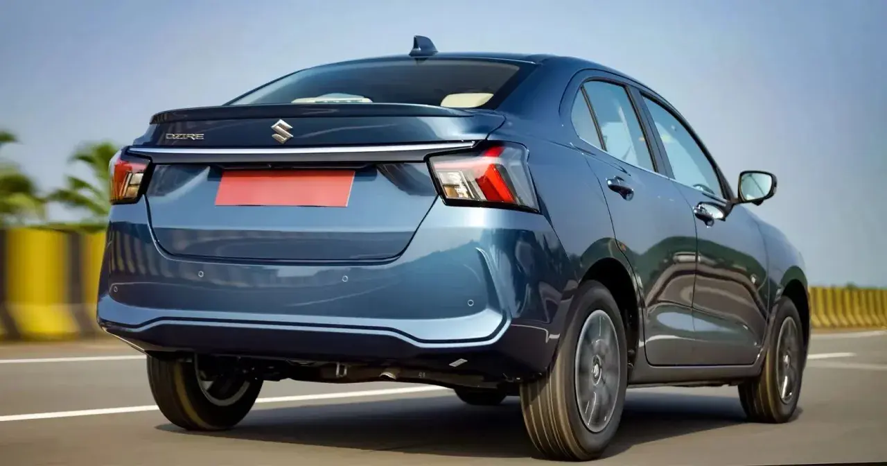 Vista trasera de un coche azul metálico, con un discreto spoiler coche integrado en el maletero.