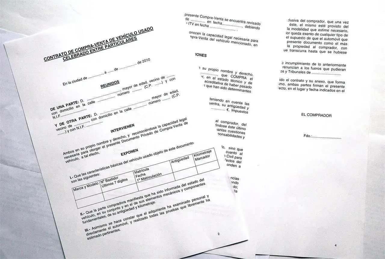 Contrato de compraventa de vehículo usado entre particulares. Incluye datos del comprador, vendedor, características del coche y cláusulas legales.