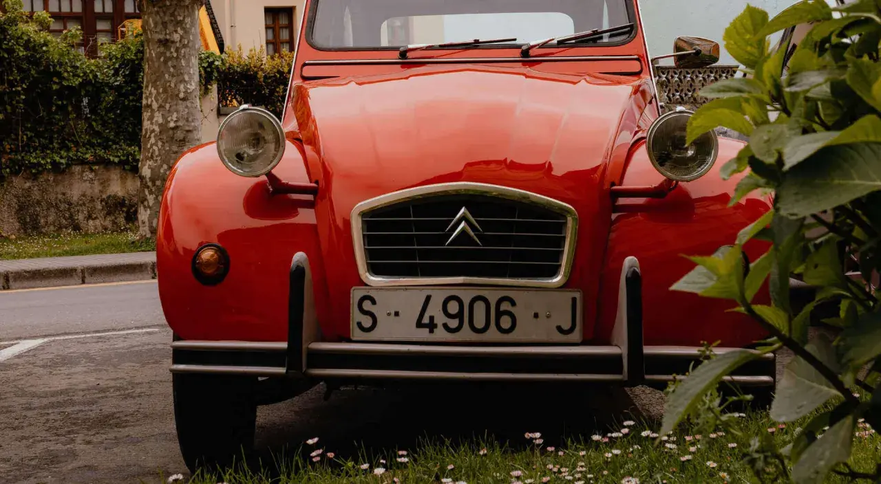 Citroën 2CV rojo con matrícula española S 4906 J. Un clásico listo para recorrer España.