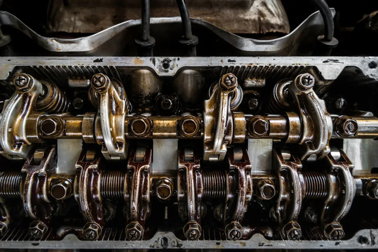 Detalle de culata de motor con válvulas y balancines aceitados. ¿Quieres saber como saber los cv de mi coche?