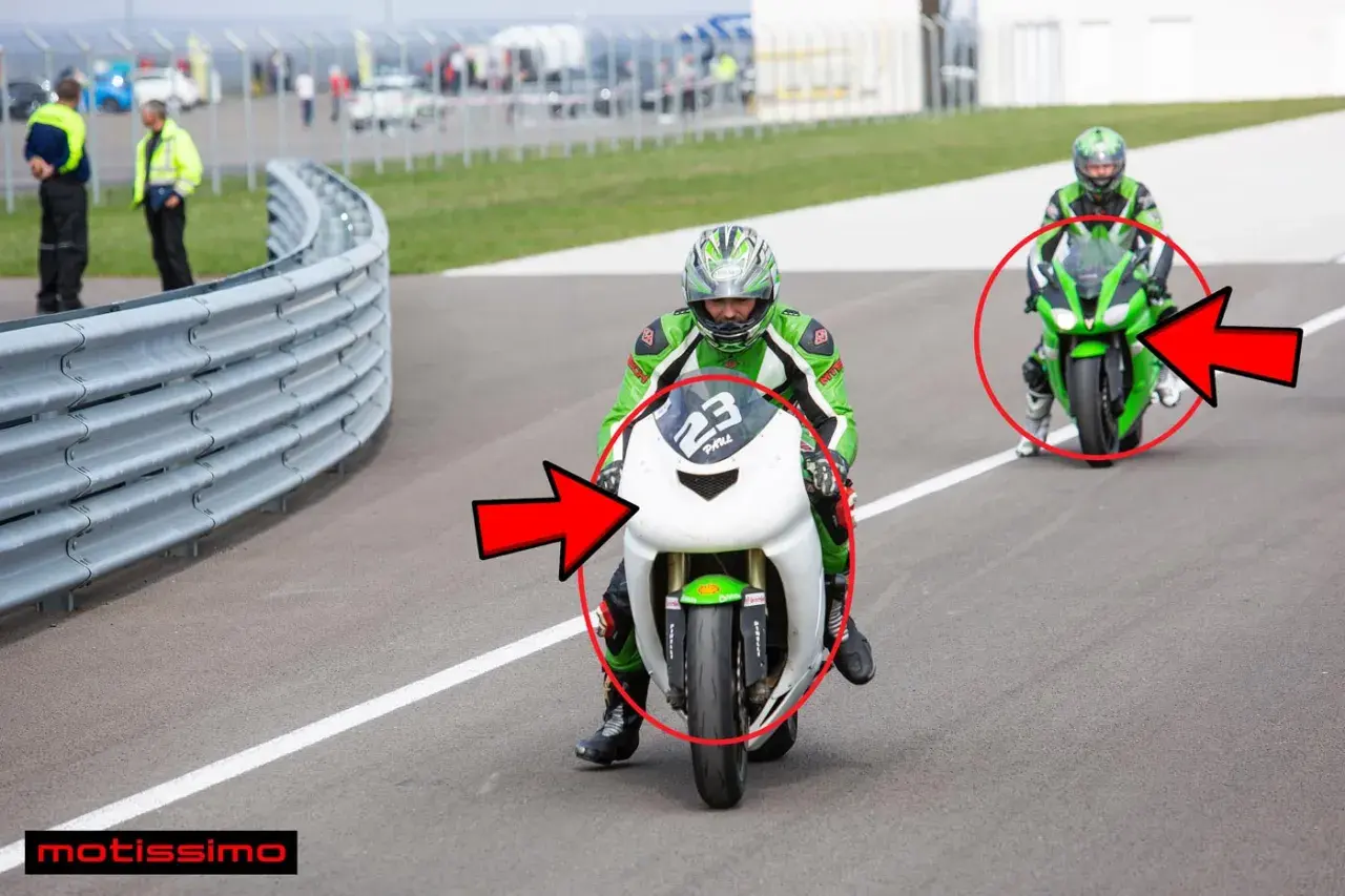 El carenado de una motocicleta, como el de estas motos de carreras, mejora la aerodinámica y protege al piloto.