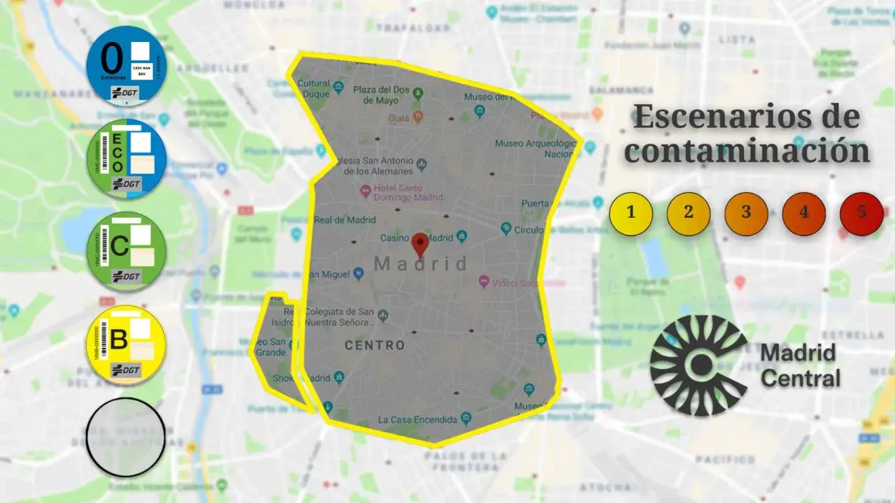 Pegatina B de Madrid, parte de un mapa de "Escenarios de contaminación" con distintivos DGT y niveles de polución.