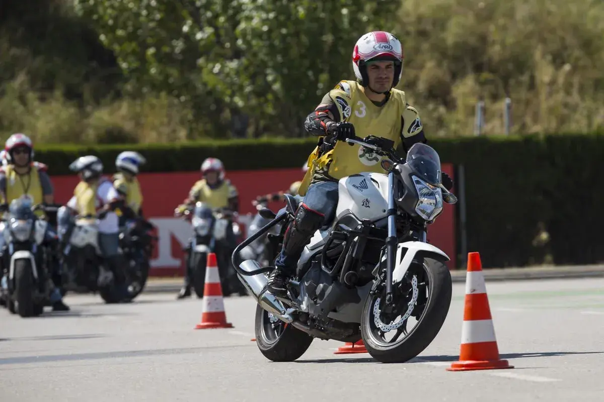 Motociclista en curso de práctica. ¡Sí, puedo sacarme el A2 sin tener el A1!