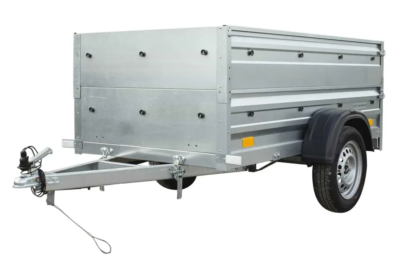 Remolque metálico de caja cerrada, ideal para transporte ligero. Documentación remolque menos 750 kg.
