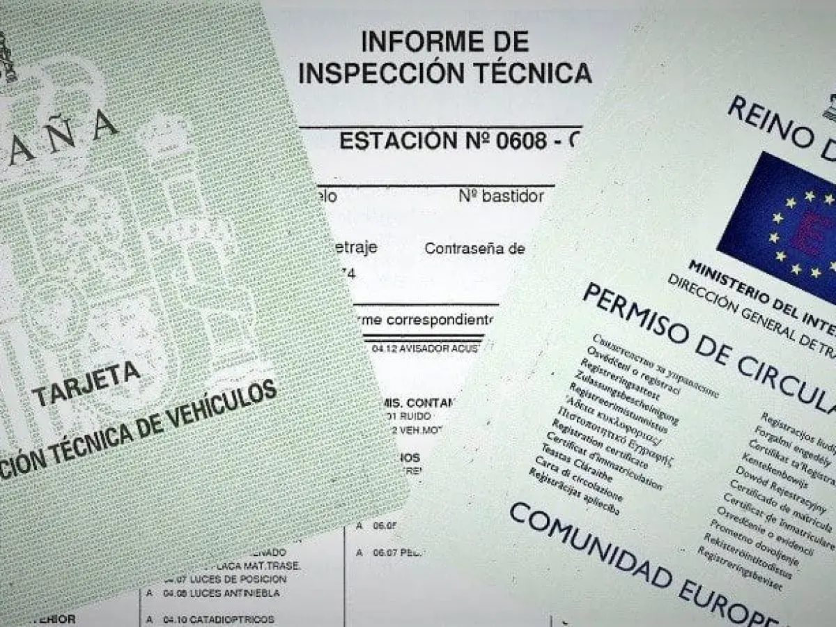Documentación de moto: Tarjeta de inspección técnica, permiso de circulación y otros documentos oficiales.