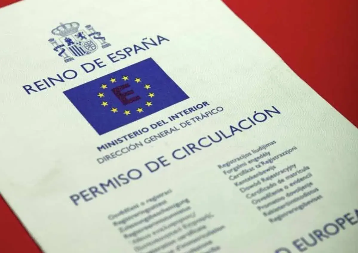 Permiso de circulación de coche, documento oficial del Reino de España con el escudo nacional y la bandera de la UE.
