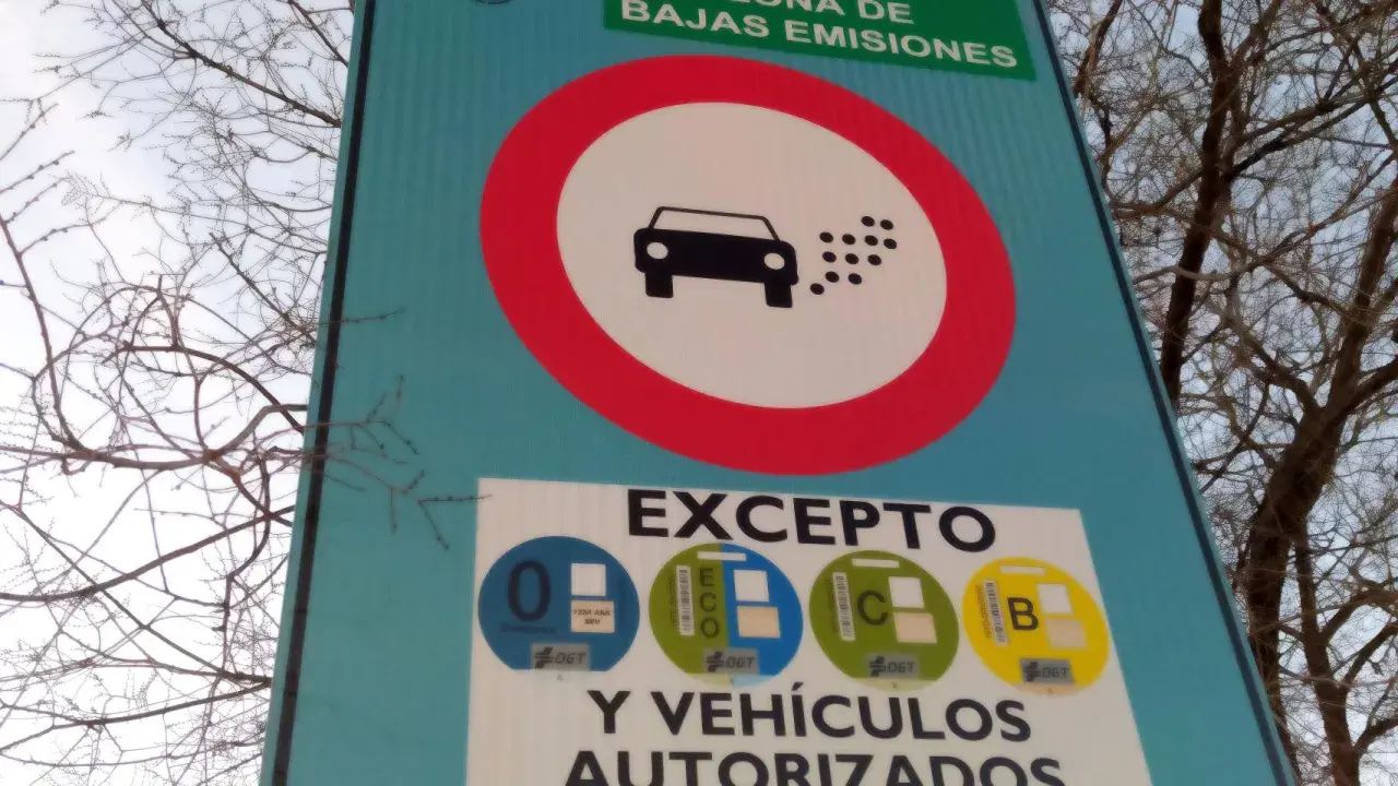 Señal de zona de bajas emisiones, prohibido circular a vehículos sin etiqueta DGT. Excepto los que tengan distintivos ECO, C, B o 0.