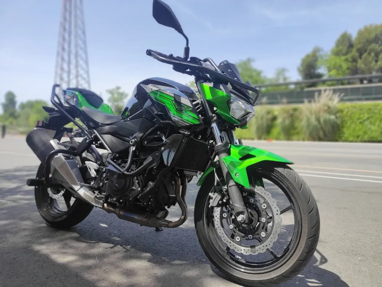 Moto Kawasaki verde y negra lista para sacar el carnet A2 teniendo el B. ¡A disfrutar de la carretera!