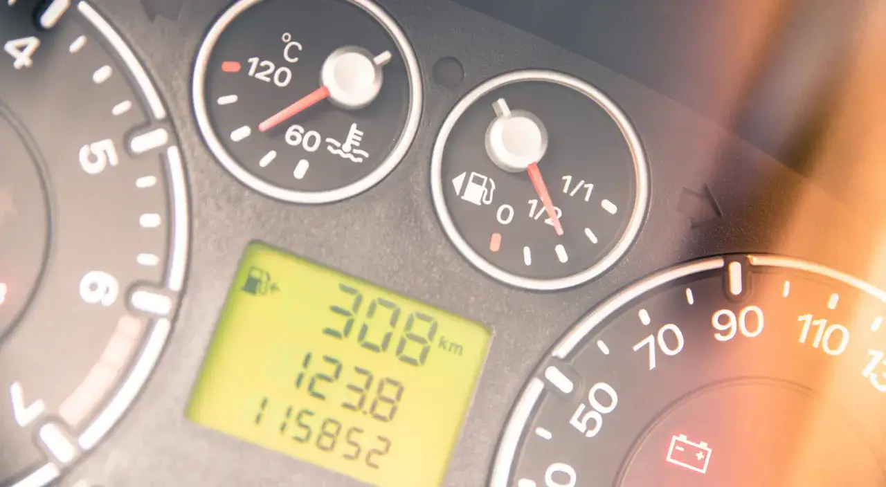 Indicador de combustible a 1/2, temperatura a 60°C, y pantalla digital con 308 km recorridos. El consumo medio coche gasolina se puede estimar.