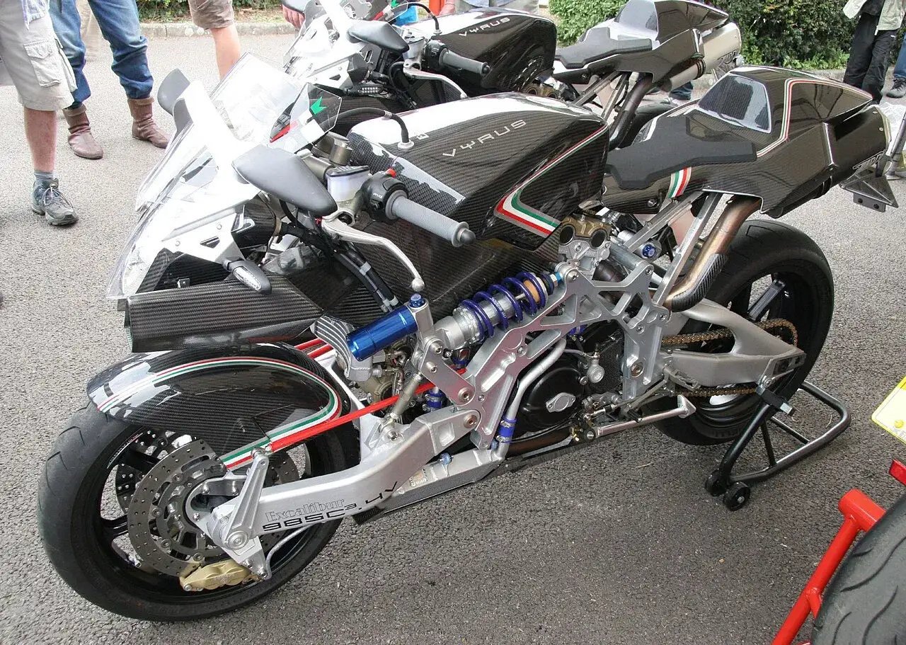 Moto Vyrus con chasis expuesto y detalles en fibra de carbono. La tija, parte esencial de la direcci&oacute;n, se integra en su dise&ntilde;o futurista.