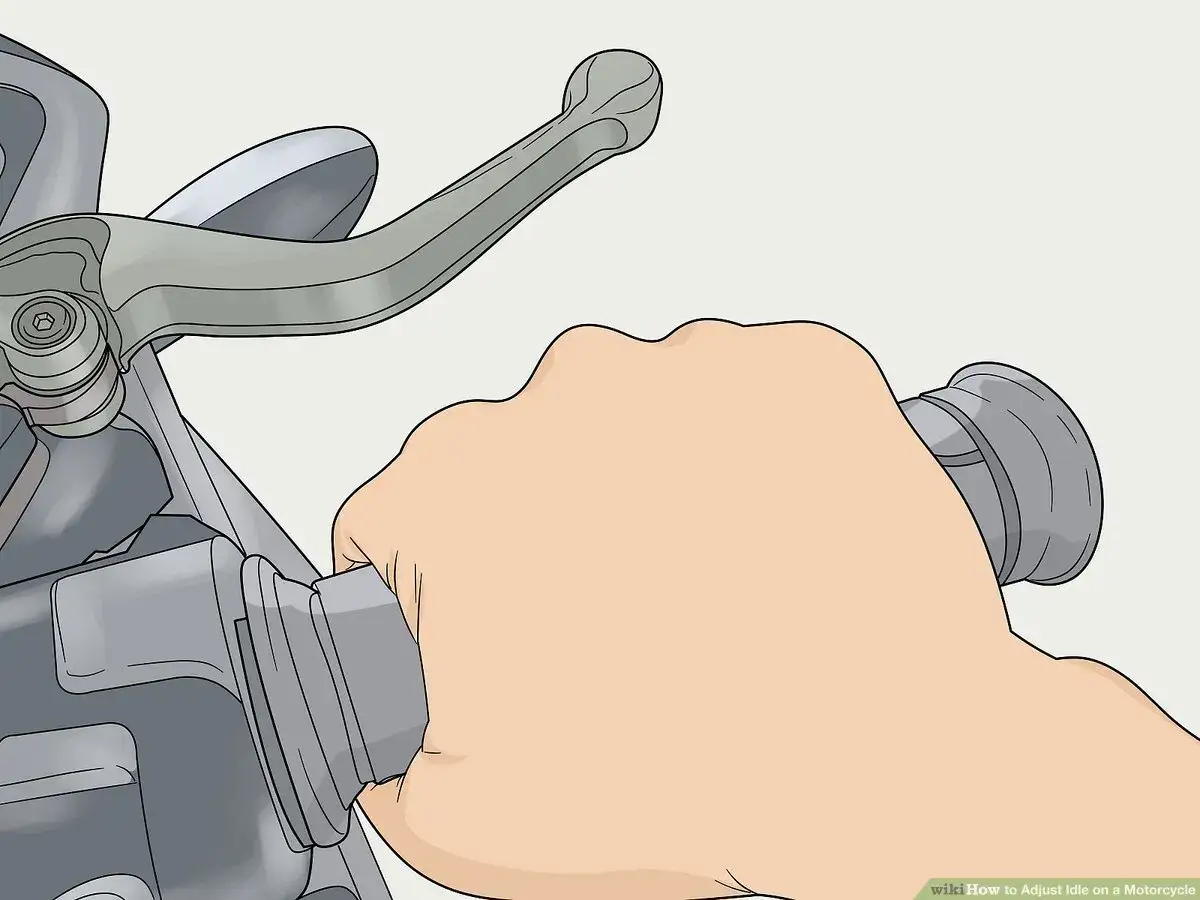 Mano girando el acelerador de una moto para ajustar el ralenti.