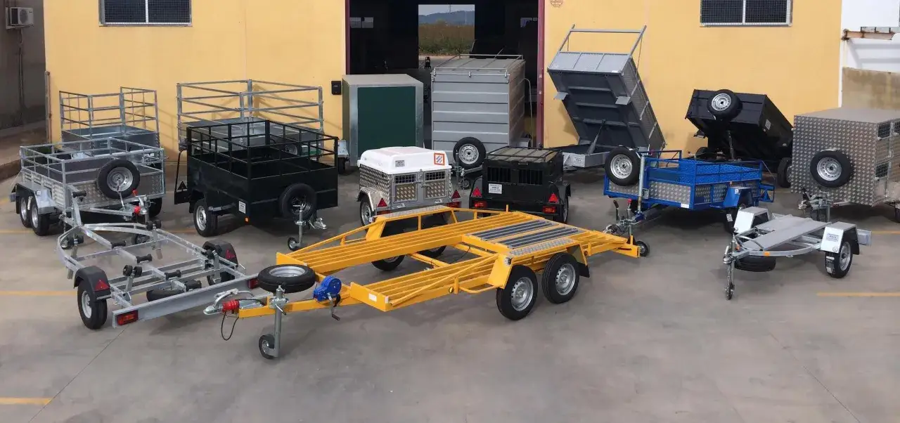Exhibici&oacute;n de varios remolques, incluyendo uno para embarcaciones y otros de carga. Ideal para documentaci&oacute;n de remolque menos de 750 kg.
