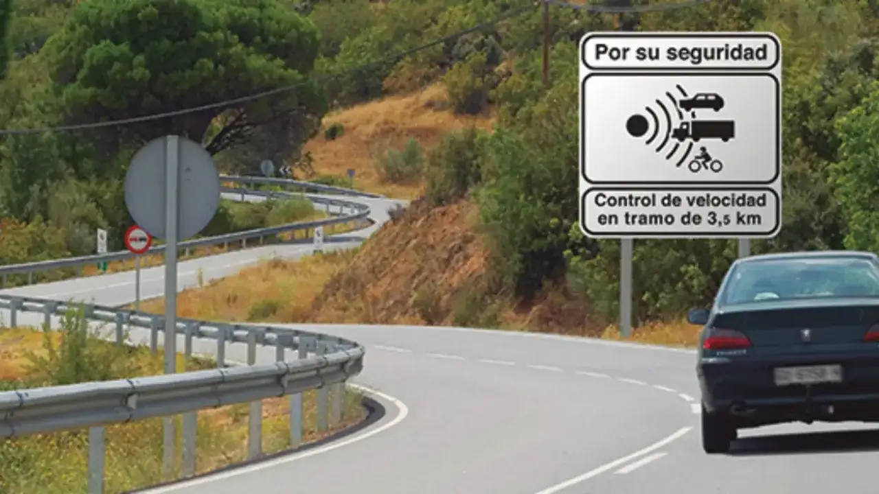Señal de control de velocidad en tramo de 3,5 km en una carretera convencional con curvas y vegetación.