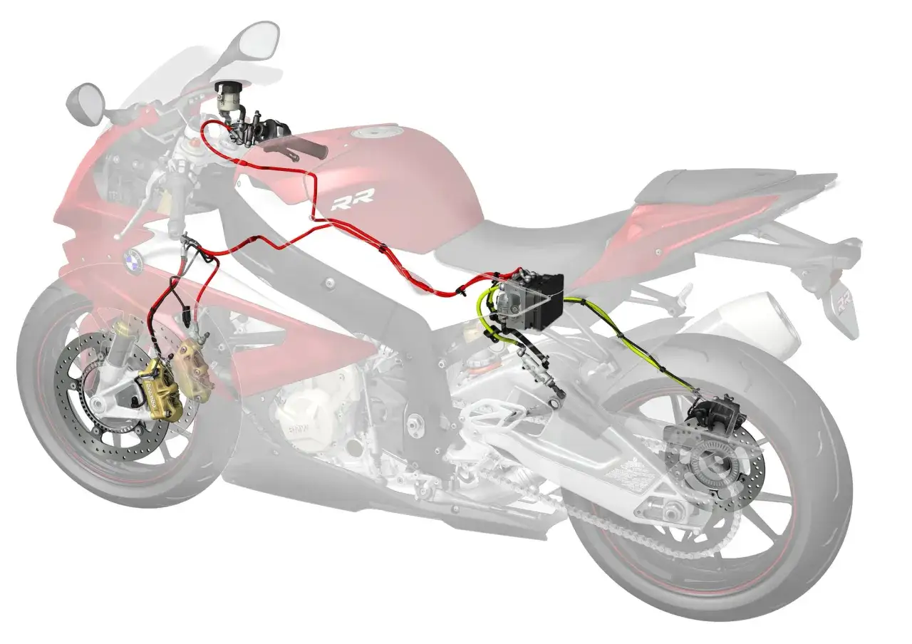 Diagrama del sistema de freno delantero de motocicleta, mostrando el dep&oacute;sito, las l&iacute;neas rojas y la pinza dorada Brembo.