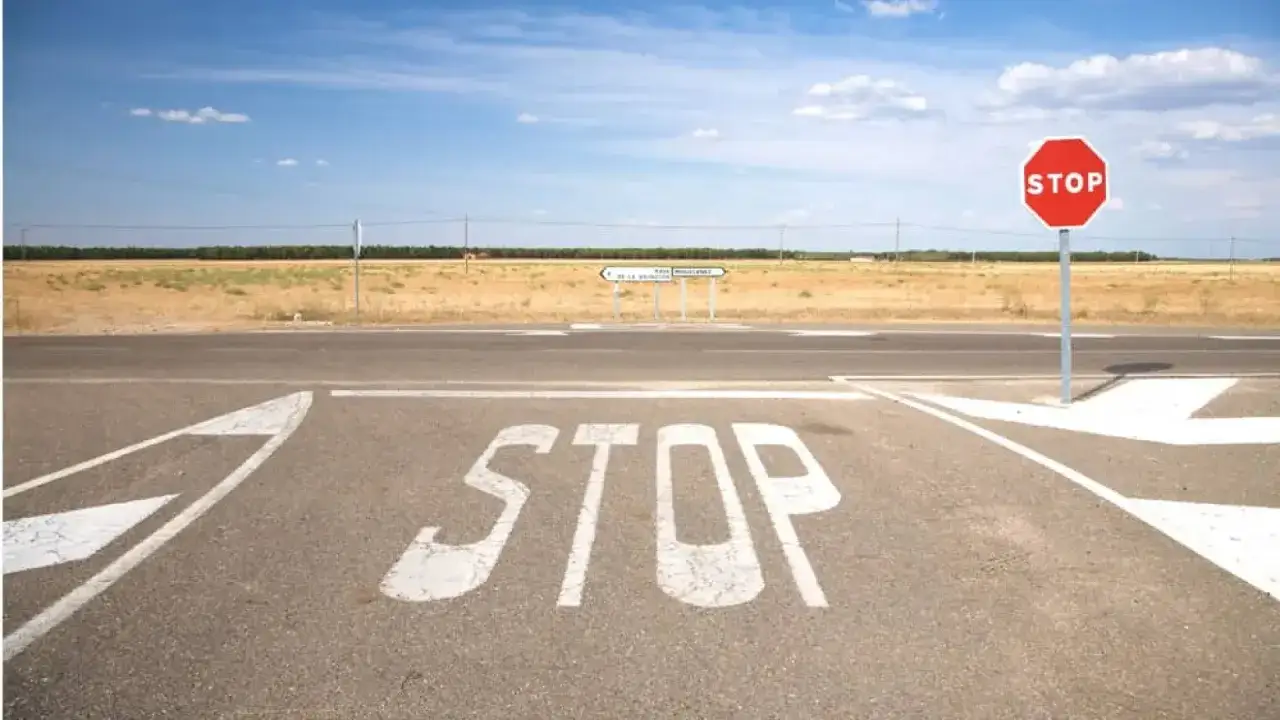 Se&ntilde;al de stop octogonal roja y la palabra 