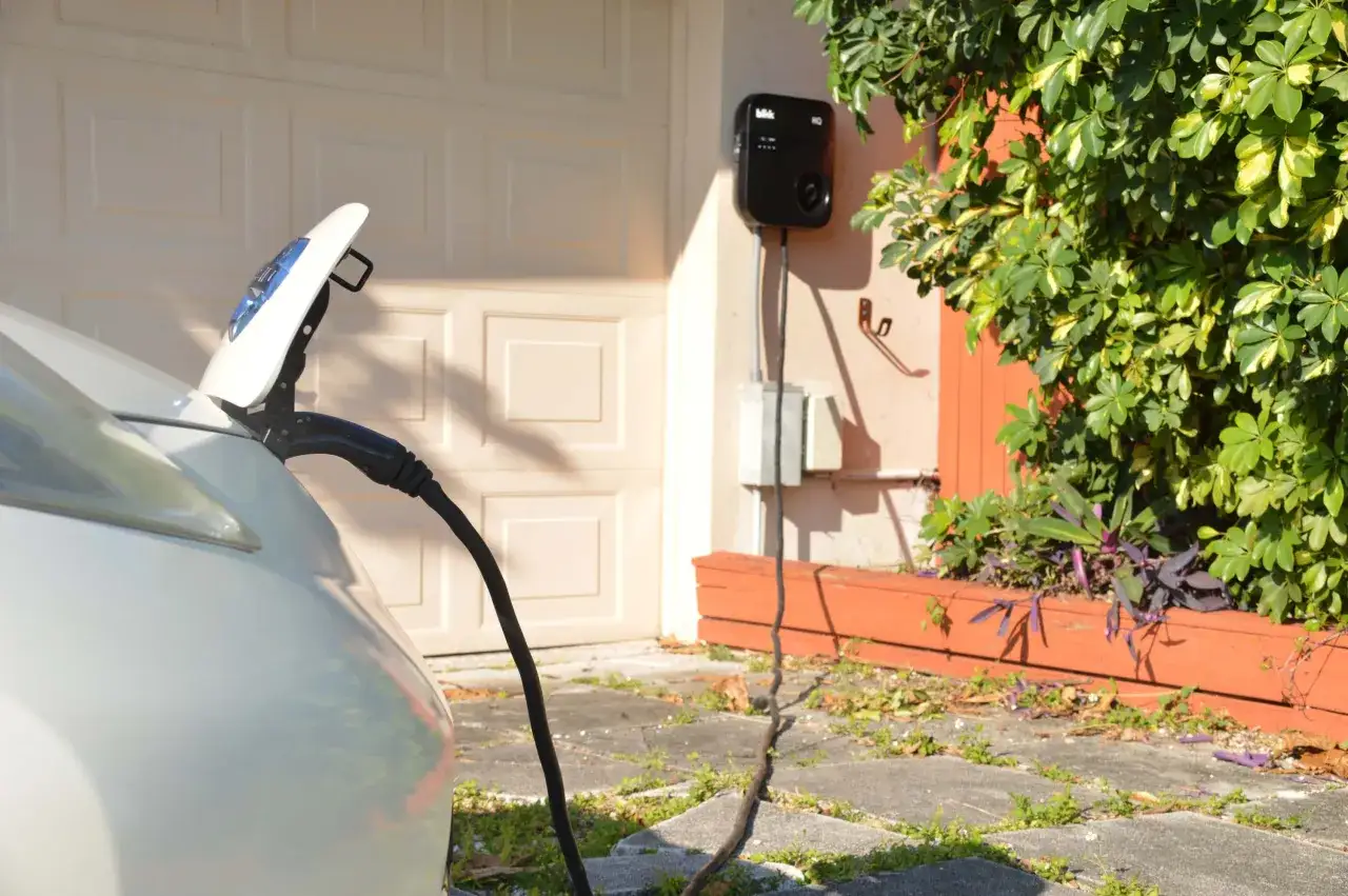 Coche el&eacute;ctrico cargando. &iquest;Cuanto puede salir la carga de un coche? Depende de la tarifa el&eacute;ctrica y el modelo.