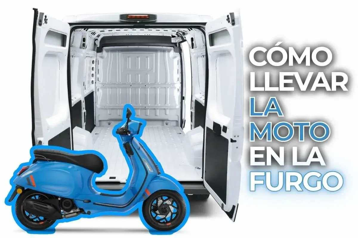 Una moto azul lista para transportar en una furgoneta blanca con las puertas traseras abiertas.
